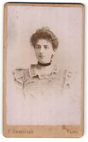 Fotografie P. Grandjean, Paris, Portrait junge Dame mit Hochsteckfrisur