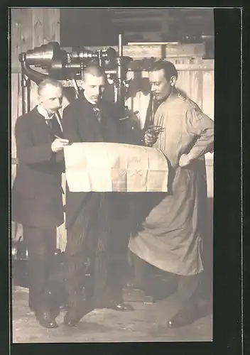 AK Fabrikarbeiter mit Bauplan vor einer Maschine