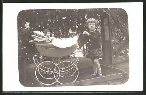 AK Mädchen fährt ihre Puppe im Kinderwagen aus