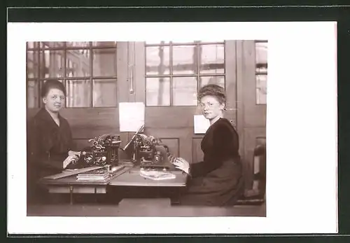 AK Sekretärinnen an der Schreibmaschine