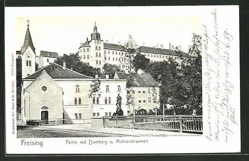 Goldfenster-AK Freising, Partie mit Domberg und Mohrenbrunnen, Gebäude mit leuchtenden Fenstern