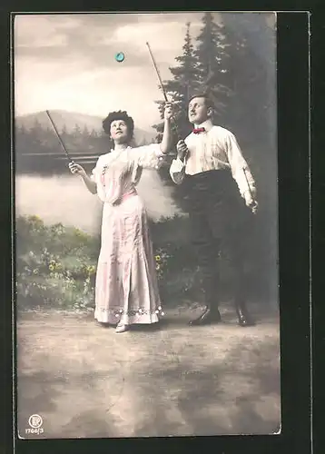 AK Frau und Mann spielen mit einem Diabolo, Spielzeug