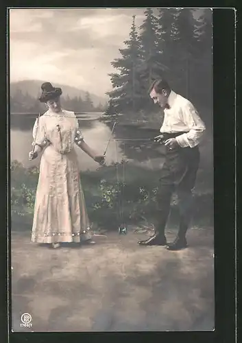 AK Mann und Frau spielen mit einem Diabolo, Spielzeug
