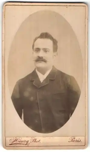 Fotografie Henry, Paris, Portrait dunkelhaariger Mann mit Schnurrbart in edler Jacke