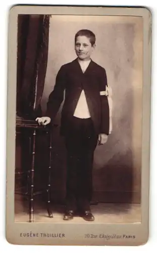 Fotografie Eugene Thuillier, Paris, dunkelhaariger Knabe im Anzug mit Schleife am Arm