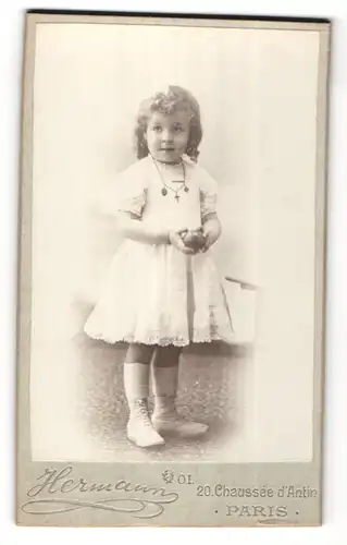 Fotografie Hermann, Paris, kleines blondes Mädchen mit lockigem Haar und Ball in der Hand