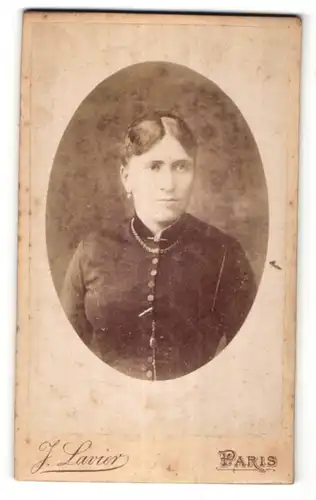 Fotografie J. Lavier, Paris, Portrait hübsche brünette Dame mit Halskette und Brosche