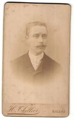 Fotografie H. Chillier, Angers, Portrait junger blonder Mann mit Schnauzer und Krawatte