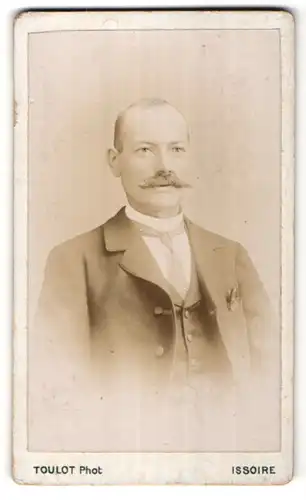 Fotografie Toulot, Issoire, Portrait Herr im Anzug mit Krawatte und Schnauzbart