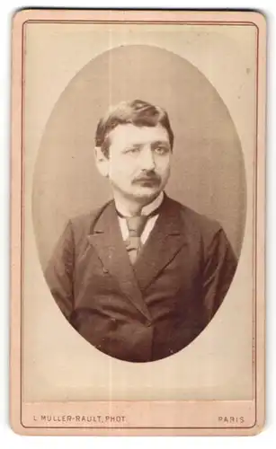 Fotografie L. Muller-Rault, Paris, Portrait eleganter Herr im Anzug mit Krawatte