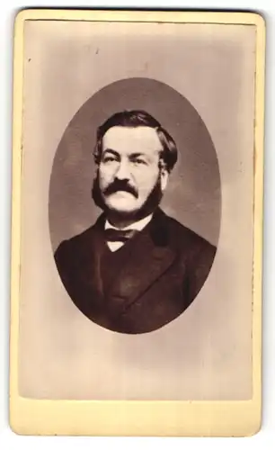 Fotografie F. Clément, Paris, Portrait bürgerlicher Herr mit Vollbart