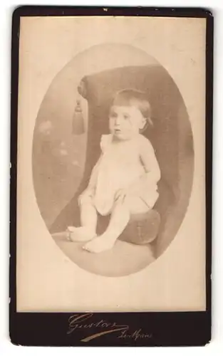 Fotografie Gustave, Le Mans, Portrait Kleinkind auf Sitzmöbel