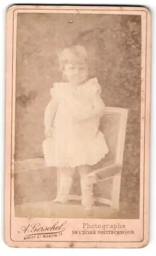 Fotografie A. Gerschel, Paris, niedliches kleines Mädchen mit blondem Haar im weissen Kleid