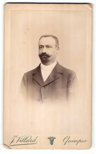 Fotografie J. Villard, Quimper, Portrait edler Herr mit Vollbart und weisser Krawatte im Anzug