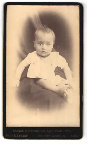 Fotografie Emile Izambard, Arras, niedliches kleines Kind mit Perlenhalskette