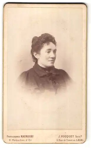 Fotografie Manoury, Laval, Portrait Frau mit zurückgebundenem Haar