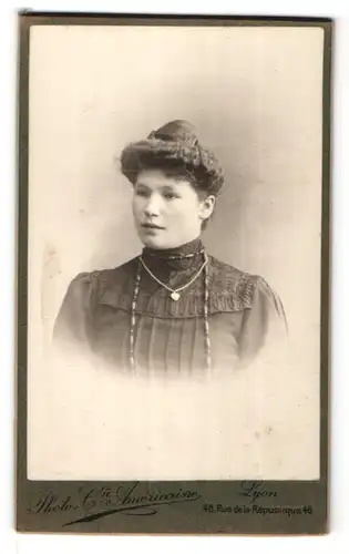 Fotografie C. Americaine, Lyon, Portrait schöne brünette Dame mit Dutt und Halskette