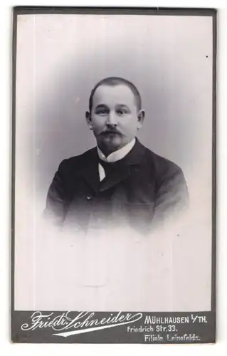 Fotografie Friedr. Schneider, Mühlhausen i. Th., Portrait junger Mann mit kurzem Haar und Bart im Anzug