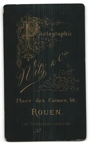 Fotografie Witz & Cie, Rouen, Portrait ältere brünette Dame mit Haarspange und Brosche am Kragen