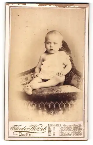 Fotografie Theodor Wenzel, Berlin, niedliches blondes Baby im weissen Kleidchen