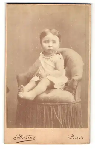 Fotografie Marius, Paris, niedliches kleines Mädchen mit dunklem Haar im weissen Kleidchen
