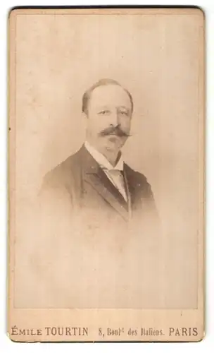 Fotografie Emile Tourtin, Paris, Portrait edler Herr mit Schnurrbart und Krawatte im Anzug