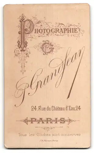 Fotografie P. Grandjean, Paris, Portrait Kleinkind mit nackigen Füssen