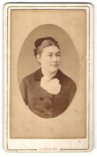 Fotografie H. Panajou, Bordeaux, Portrait Dame mit zurückgebundenem Haar