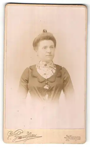 Fotografie P. Grandjean, Paris, Portrait bürgerliche Dame in edler Bluse mit Haarkknoten