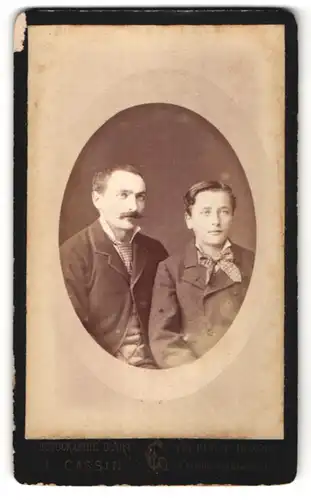 Fotografie L. Cassin, Paris, Portrait Vater und Sohn mit Krawatte und Fliege