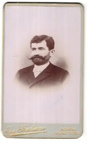 Fotografie Eug. Fontaine, Rouen, Portrait bürgerlicher Herr mit Vollbart im Anzug mit weisser Krawattenschleife