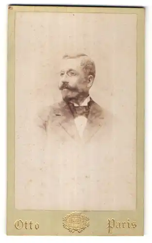 Fotografie Otto, Paris, Portrait stattlicher blonder Mann mit Zwicker und Vollbart