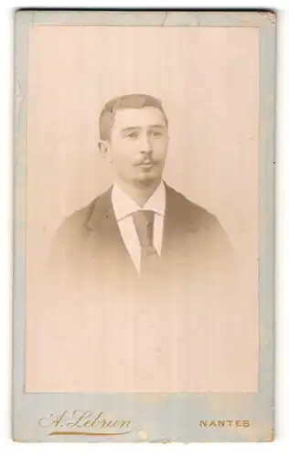 Fotografie A. Lebrun, Nantes, junger dunkelhaariger Mann mit Bart und Krawatte im Anzug