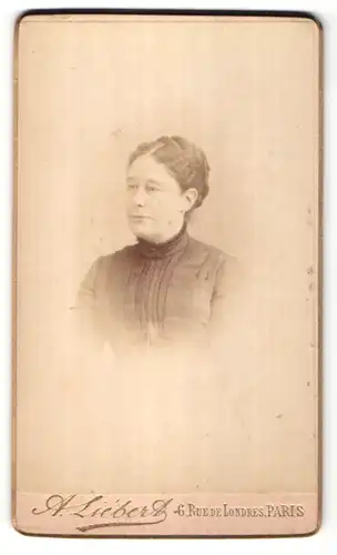 Fotografie Bernheim-Wormser, Mulhouse, Portrait Frau mit zeitgenöss. Frisur