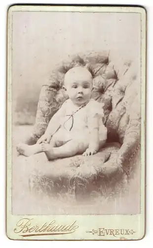 Fotografie Berthaude, Evreux, Portrait Säugling mit nackigen Füssen