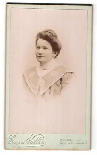 Fotografie Eug. Notter, Le Thillot, Portrait hübsche brünette Dame mit Hochsteckfrisur in edler Bluse mit Stickerei