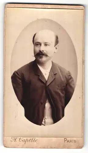 Fotografie A. Capelle, Paris, Portrait stattlicher junger Mann mit Halbglatze und Zwirbelbart