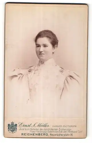 Fotografie Ernst. J. Müller, Reichenberg, Portrait junge Frau mit zurückgebundenem Haar