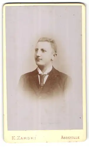 Fotografie E. Zarski, Abbeville, Portrait junger Mann mit Bürstenhaarschnitt