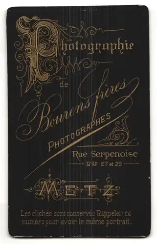 Fotografie Bourens-Freres, Metz, hübsche brünette Dame mit Hochsteckfrisur und Brosche am Kragen