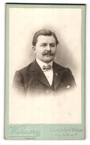 Fotografie Warnery, Elbeuf, Portrait dunkelhaariger edler Mann mit zurückgekämmtem Haar und Schnauzer
