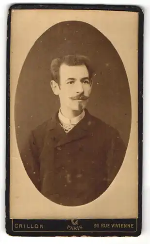 Fotografie Crillon, Paris, Portrait junger Mann mit Bart im edlen Jackett