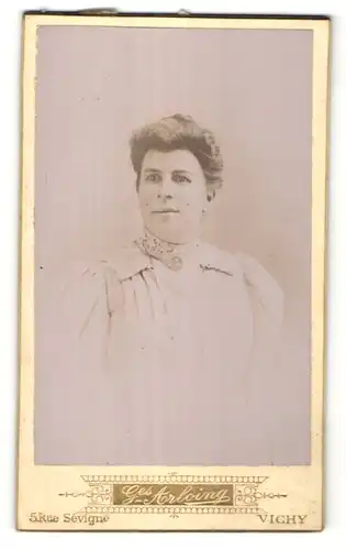 Fotografie G. Arloing, Vichy, hübsche brünette Dame mit Dutt in weisser Bluse mit Spitze