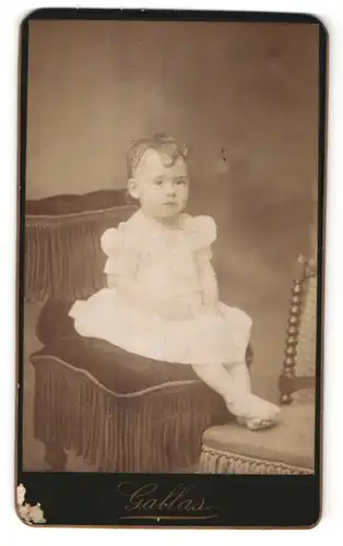 Fotografie Gallas, Chartres, Portrait kleines Mädchen in Kleidchen