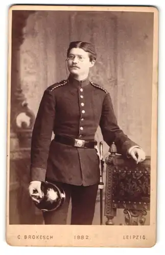 Fotografie C. Brokesch, Leipzig, Portrait sächsicher Soldat mit Pickelhaube und Schulterklappen mit Paspelierung