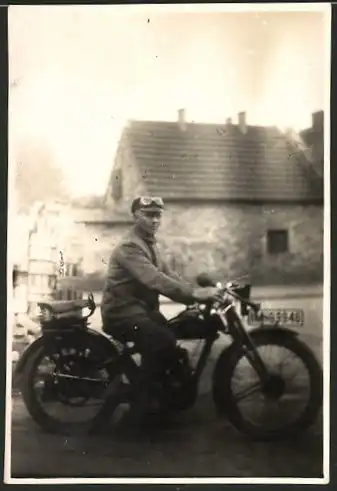 Fotografie Motorrad DKW, Fahrer mit Schutzbrille auf Krad Kennzeichen IM-99946