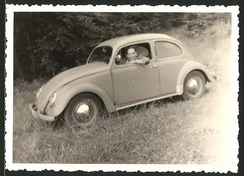 Fotografie Auto VW Käfer, junger Mann im Volkswagen PKW sitzend