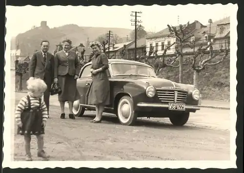 Fotografie Auto Goliath, Familie mit PKW während einer Ausfahrt