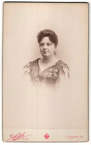 Fotografie Aséle, Wien, Portrait Edeldame mit Halskette trägt modisches Kleid