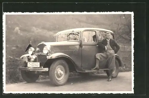 Foto-AK Knabe an einem Opel-Automobil